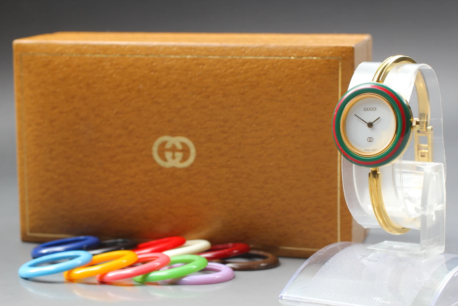 [Presque comme neuve avec boîte] Montre femme vintage GUCCI 1100 L 12 lunettes quartz suisse or