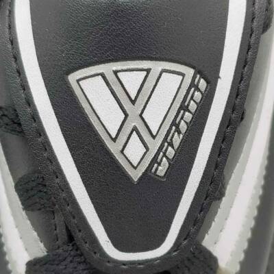 Une Paire De Crampons De Football Noir Et Blanc Avec Le Mot Nouveau En
