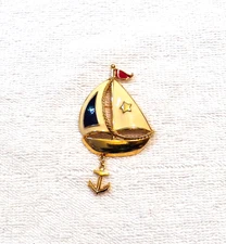 CLASSIC PIN BROOCH SAILING BOAT VESSEL NAUTICAL MAST ANCHOR FLAG GOLD TONE K9