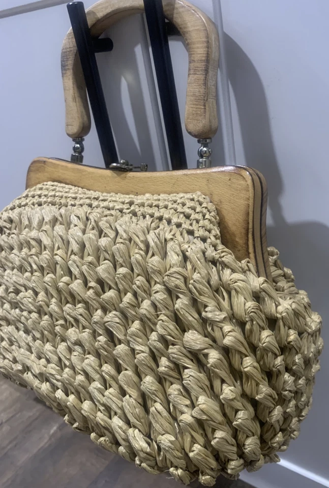 VTG GAYMODE WOVEN BASKET HANDBAG PURSE STRAW WOOD HANDLE GOLD METAL CLASP 8x13x5 - Image 3 of 4