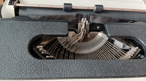 Silver Reed 500 Typewriter | Vintage Retro | With Hard Case | Working | VGC - Picture 14 of 14