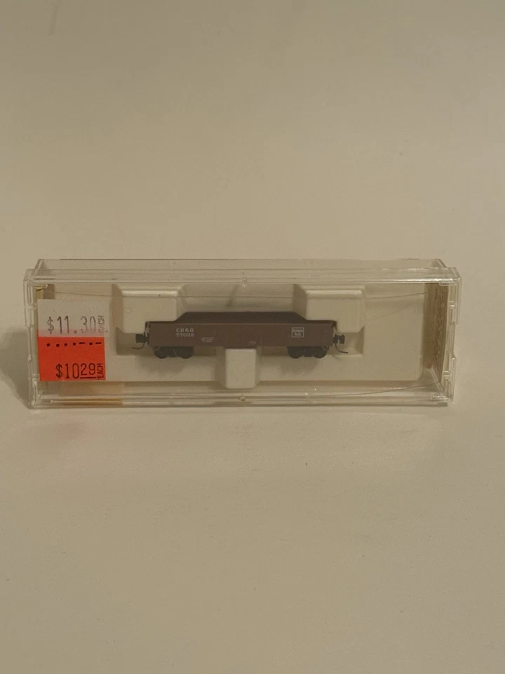 Micro-Trains Line Z Scale Desk Top Railroad Set With 5 Extra Cars. - Image 3 of 4