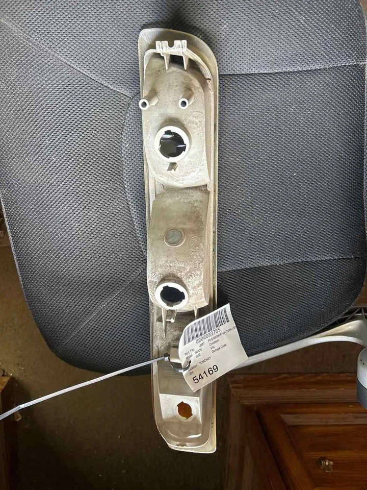 Fits 2000-2006 Chevrolet Tahoe Right Fog/Mark/Park/Turn Light OEM:15199559 Foto 2 de 3