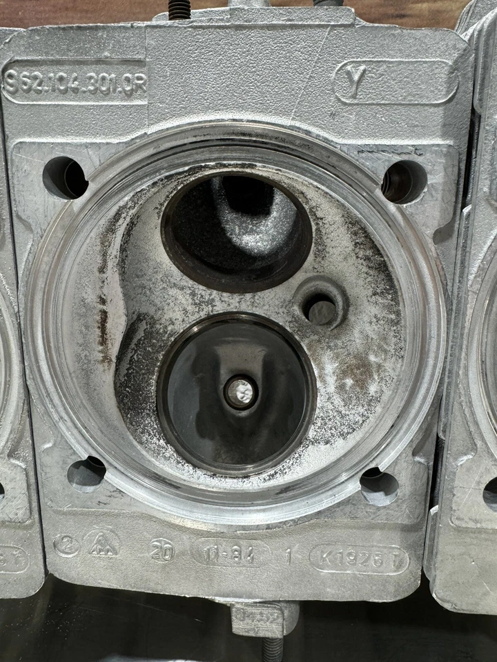 Cabezales de calabaza refrigerados por aire de fábrica Porsche IMSA/Andial 962 Foto 3 de 4