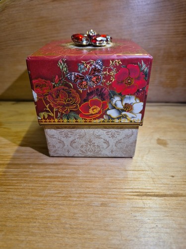Vintage Punch Studio Triple Milled Luxury Rose Soap Music Box, Red with Jewel - Picture 4 of 16