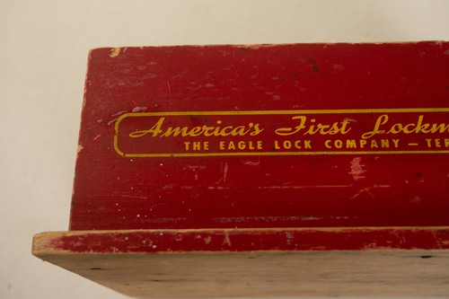 Vitrina Eagle Locks vintage (sin tapa) (R2R/JSF6) madera roja amarilla desde 1833 - Imagen 7 de 10