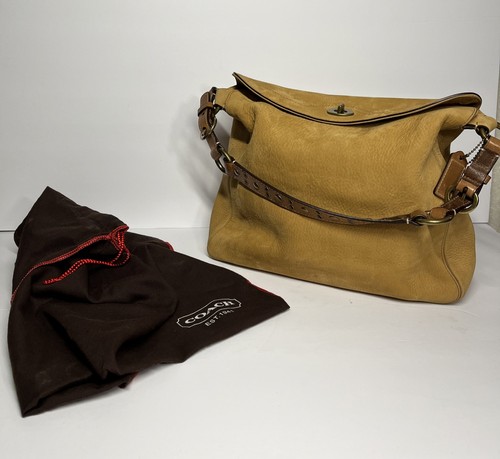 Vintage Coach Beige Wildleder Schultertasche Drehverschluss Lederbesatz mit Nieten Staubbeutel