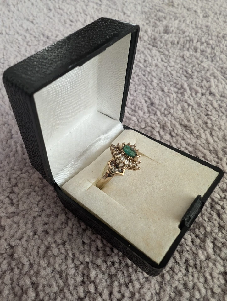 Diamond/Emerald Ring 1.00 Carat 10K Gold Diamond=.60 Carat F-VS1 Value=$3k SZ4 - Image 4 of 4