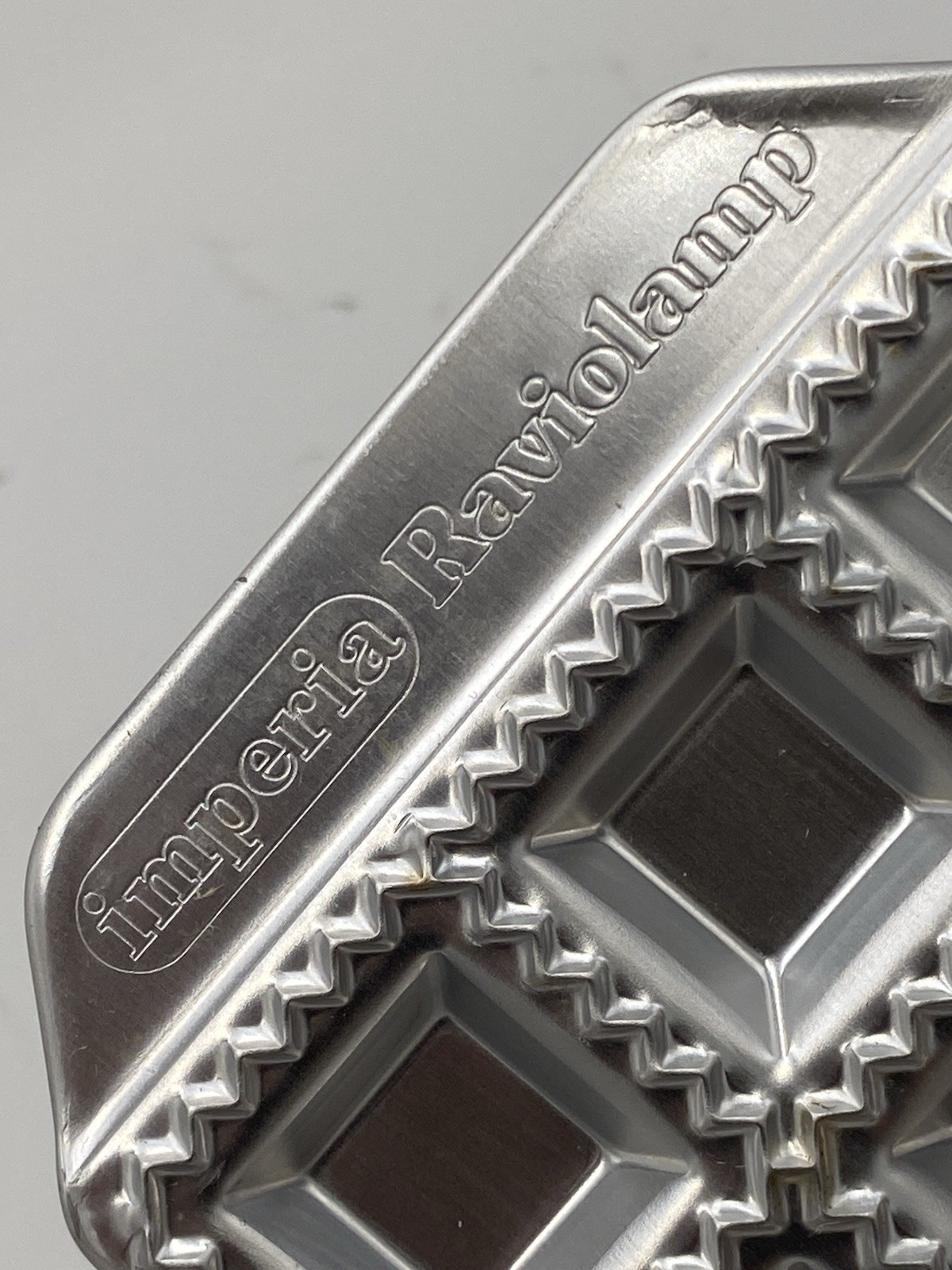 Imperia Raviolamp 24 RAVIOLI MAKER Press W/Wood Rolling Pin MR24 Made In Italy.