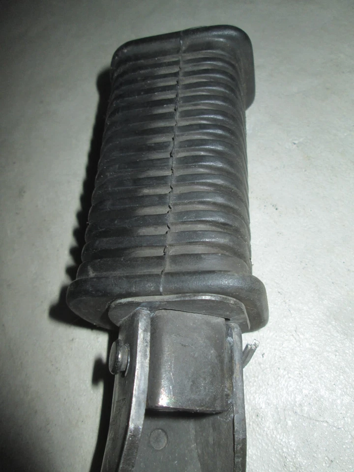 Apoio para os pés traseiro SUZUKI 1981 - 1982 GS650G GS550M KATANA 43600-34300 43700-34300 - Imagem 3 de 4