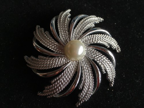 Sarah Coventry Brooch Pin Swirl Pinwheel Flower Silvertone Faux Pearl 2-3/8"VTG