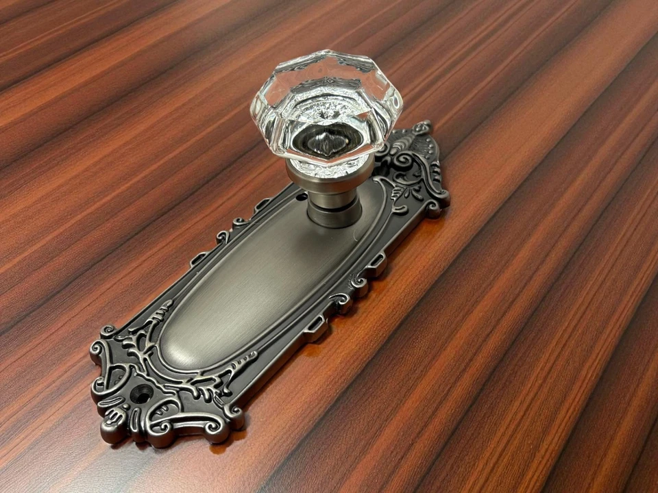 NOSTALGIC WAREHOUSE VICTORIAN ANTIQUE CRYSTAL DOOR KNOB W / HARDWARE LONG PLATE - Image 4 of 4