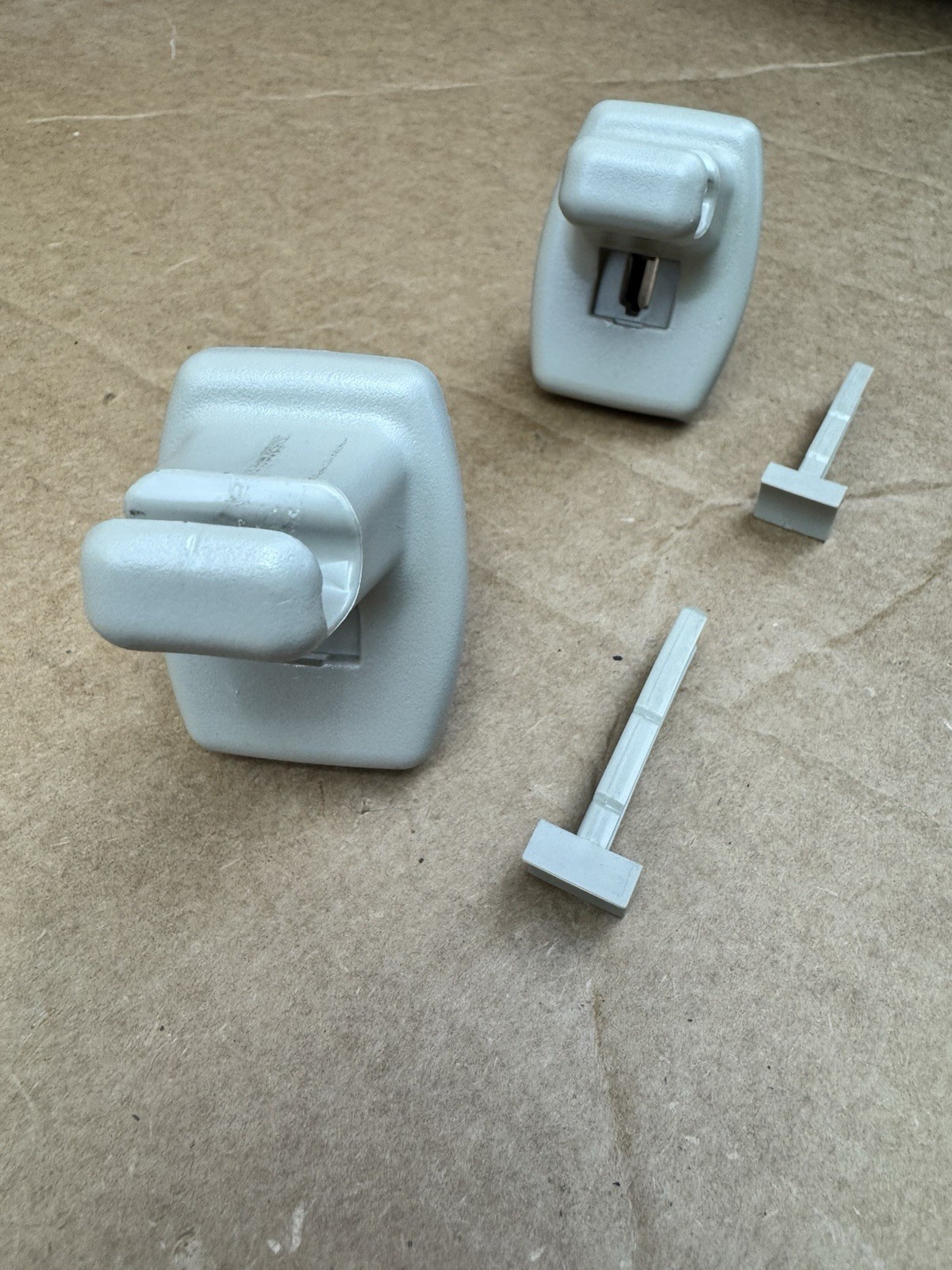 2003-2009 Chevolet Express GMC Savana Van Sun Visor Clip Retainer Set OEM x2 thumbnail 3