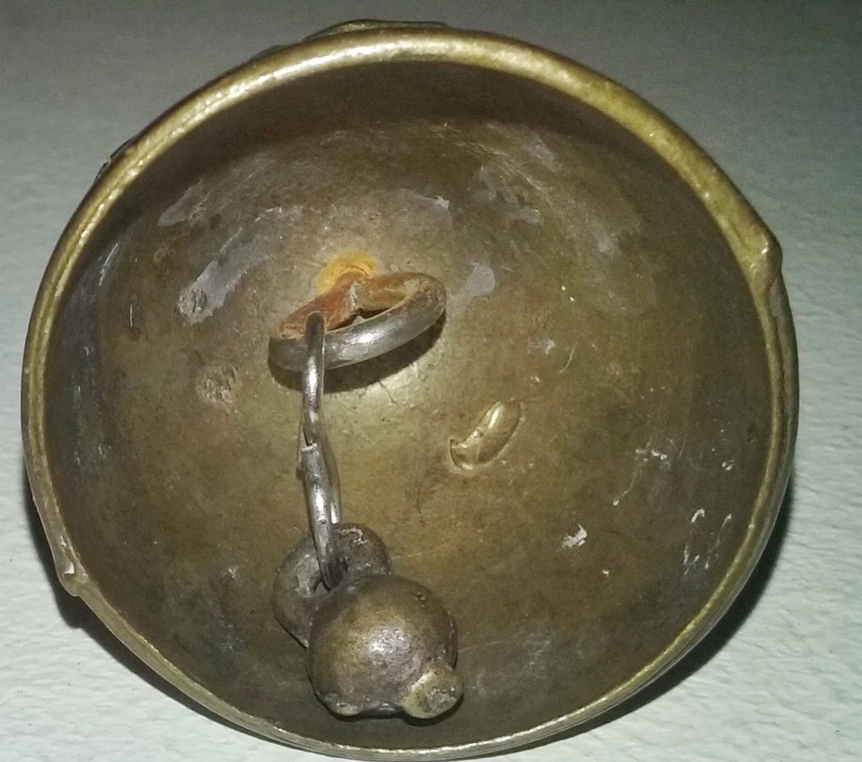 Ancienne petite clochette de table en bronze dame en costume - Photo 3/3