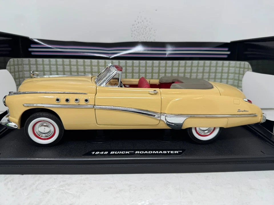 Motormax 1949 Buick Roadmaster Convertible 1:18 Diecast Yellow - Image 2 of 4