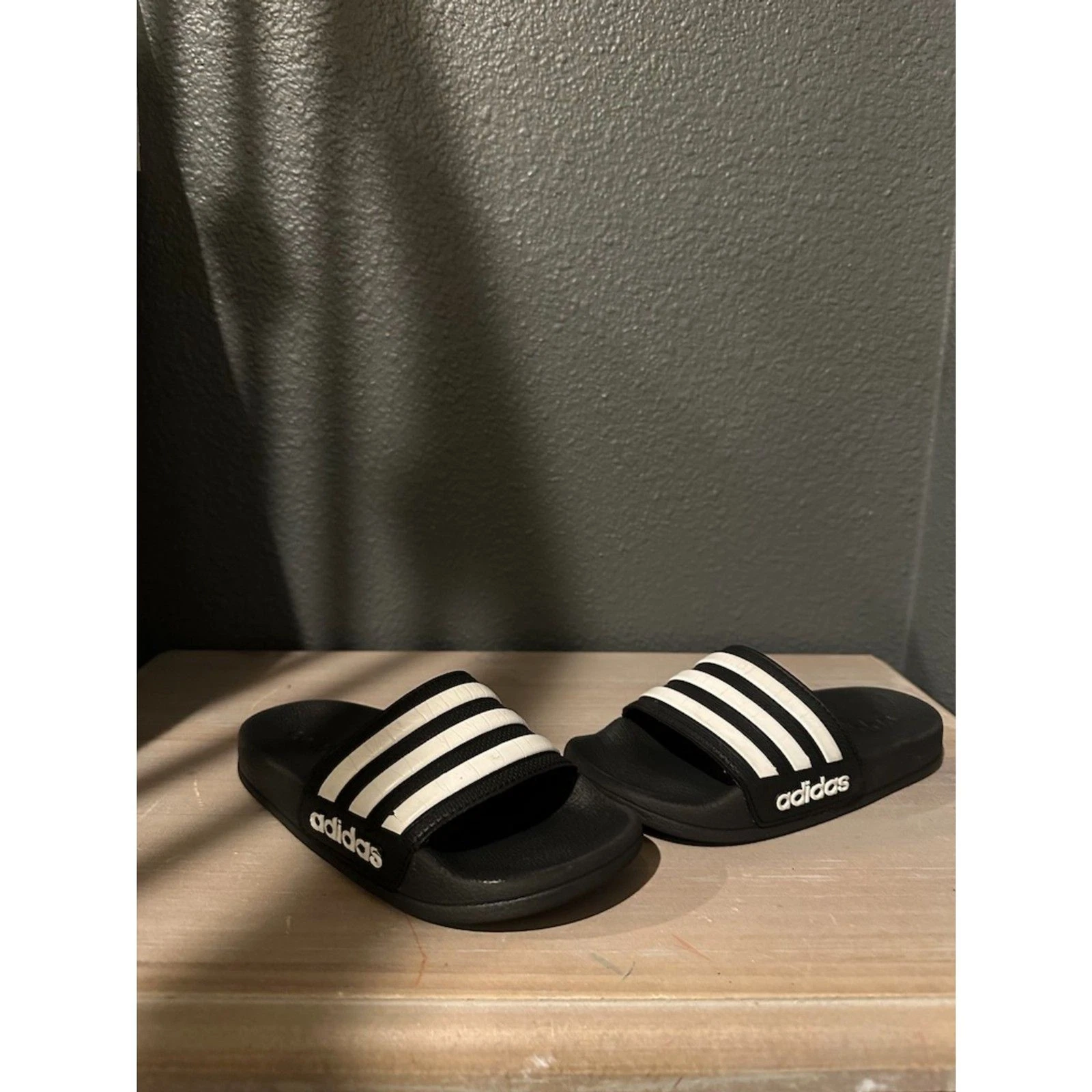 Adidas Adilette Nero Scivoli da Doccia Sandali per Bambini Taglia 11K