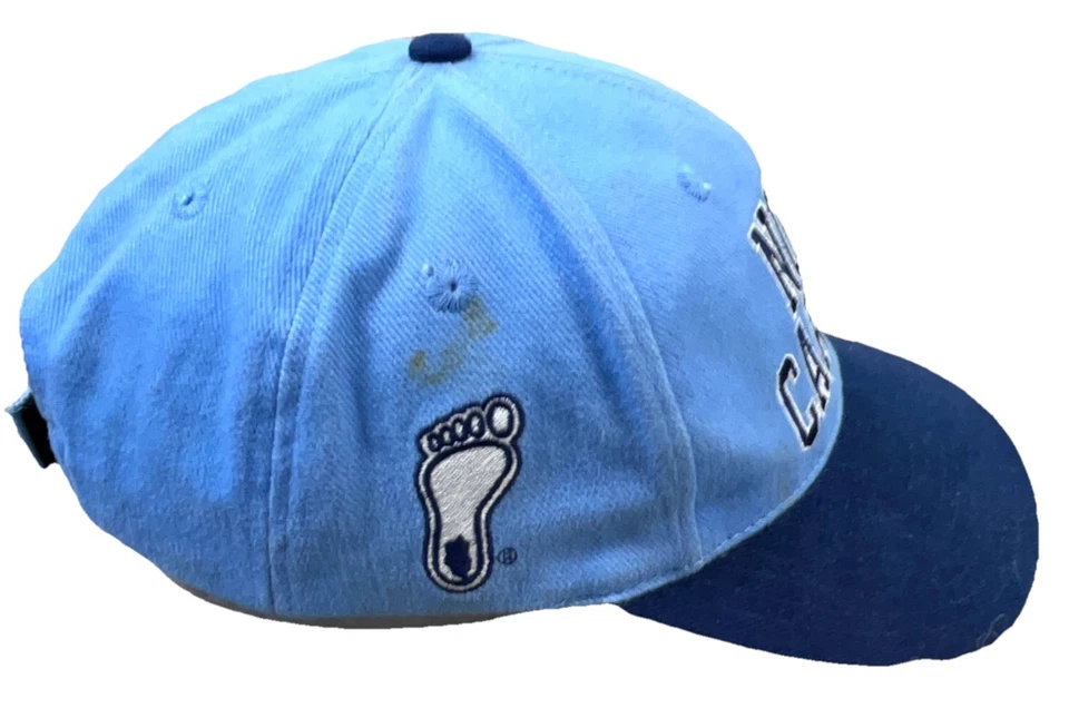 De colección Carolina del Norte Tacones Alquitranados Sombrero Gorra Correa Trasera Nike UNC Deletrear Años 90 Adulto Foto 3 de 4