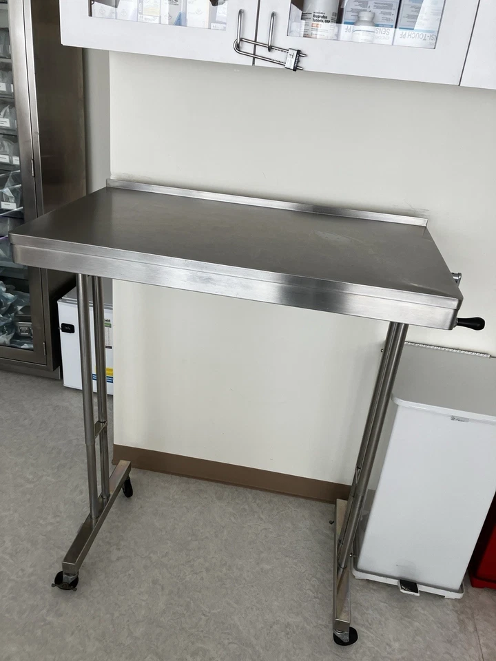 Mesa de instrumentos quirúrgicos de acero inoxidable - grado O, altura ajustable manual Foto 2 de 4