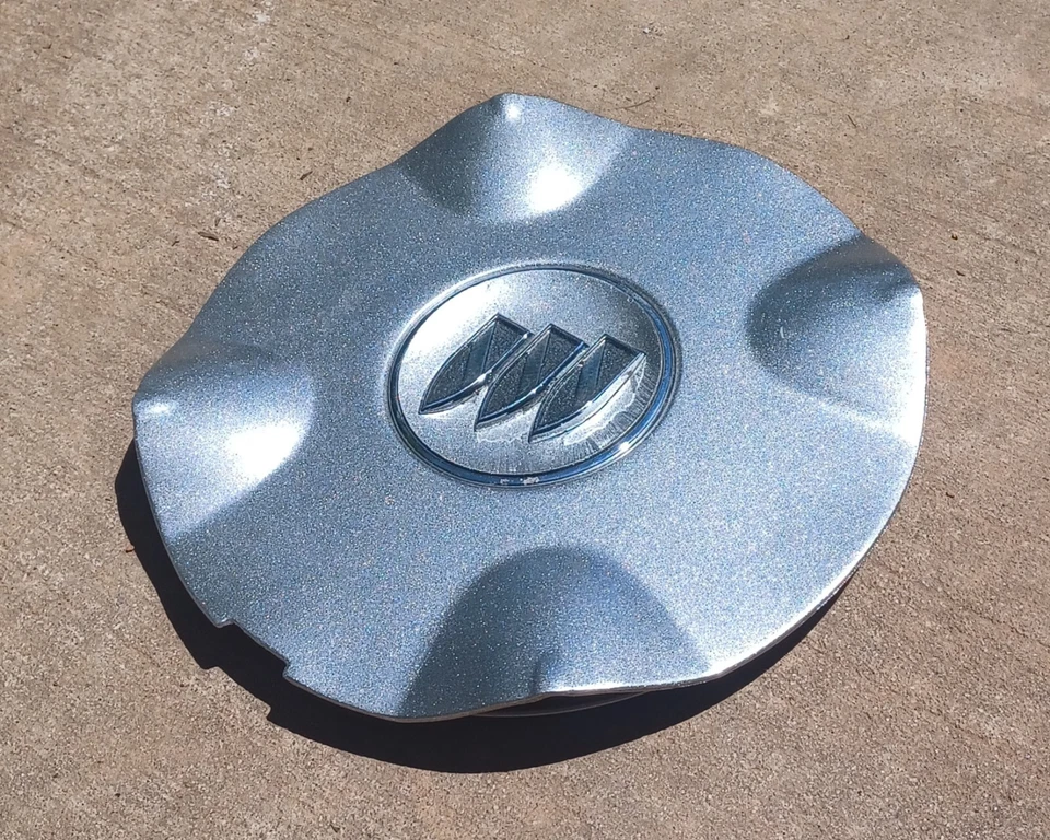 Buick Park Avenue center cap 2000-2003, gray logo, part # 9593517 Repainted - Image 2 of 3