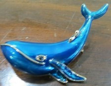 BEAUTIFUL HUMPBACK OR SPERM WHALE BROACH PIN JEWELRY UNMARKED HAND PAINTED