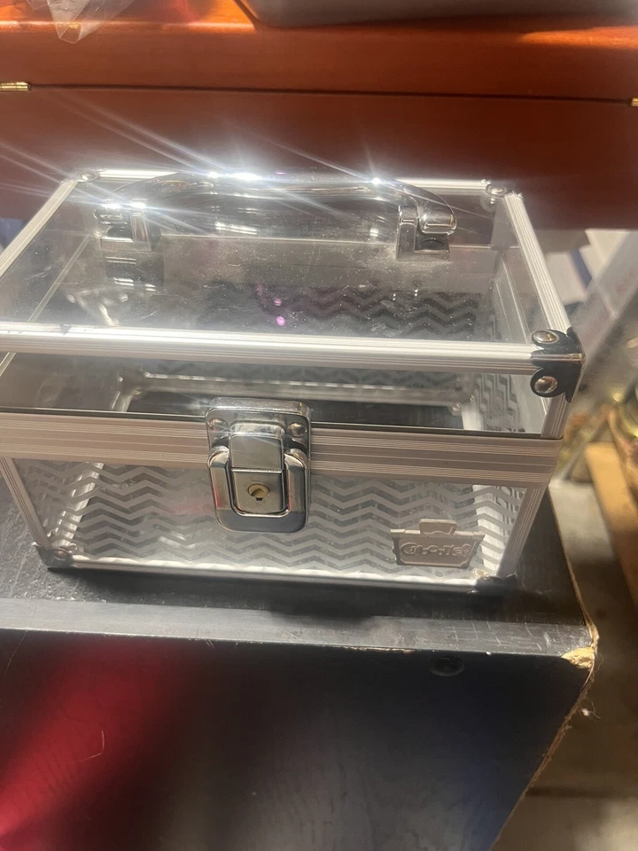 Estuche Tren Caboodles Acrílico Transparente, Metal Con Patrón Línea Zig Zag 7x5x5 Foto 2 de 4