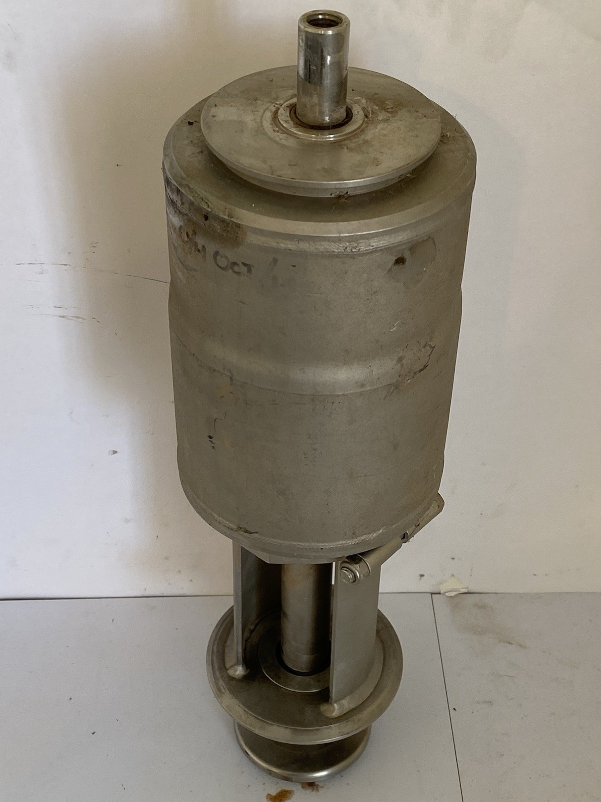 TRI-CLOVER AIR ACTUATOR VALVE APPROX. 5-1/2”DIA 3-1/2” Diameter Pump 18” Length