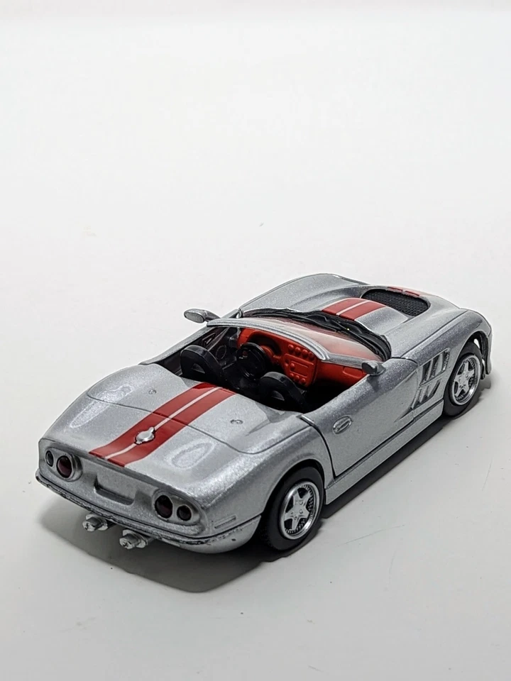 SHELBY Nuevo Ray 2000 SHELBY SERIE 1 Convertible Plateado con Rayas Rojas 1:32 Foto 4 de 4