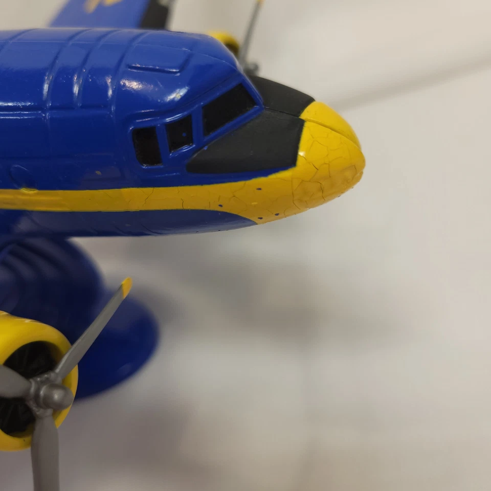 Ertl Douglas DC-3 литая металлическая копия самолета Chuting Stars 1:72 винтажный 1995 - Изображение 4 из 4