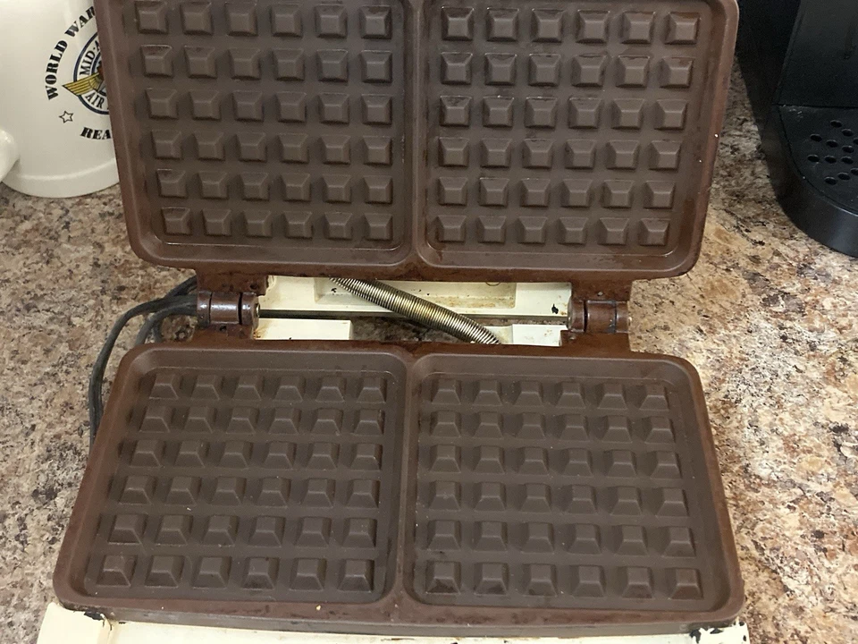 Gofrera belga Oster Gold 'N crujiente color beige probada de colección modelo 718-o6b Foto 3 de 4