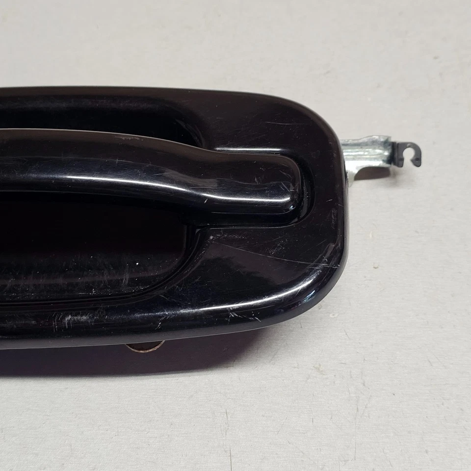 Задняя левая наружная дверная ручка 00-06 Chevrolet Suburban 1500 (черная) 15029899, - Изображение 3 из 4