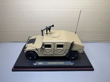 MAISTO Humvee / Hummer Modell im Maßstab 1 : 18 Modell ist auf einem Sockel