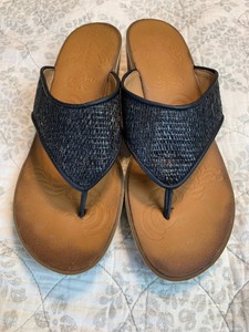 clarks womens wedge flip flops