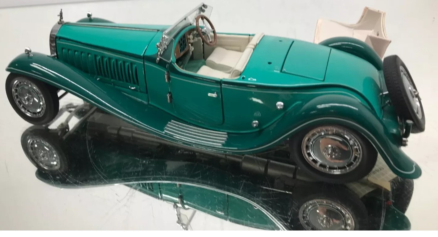 Bugatti with 8Cyl.Engine/Orig.Wheel Rims/Mascot1:24SCALE CUSTOM METAL MODEL