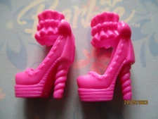 BARBIE DOLL / PAIR OF SHOES: BOOTS, PUMPS ....... (1552)