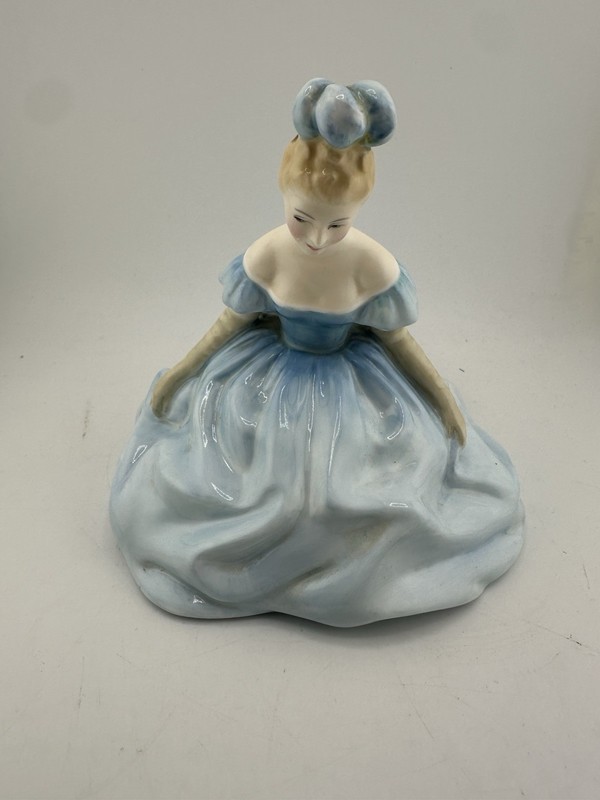 Royal Doulton Debutante HN2210  Collectable Figurine FREE SHIPPING