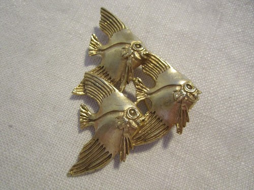 Gold tone metal VTG Triple Angel Fish Brooch 3 right facing fish AP25-23