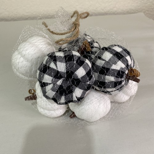 Paquete de 8 mini calabazas a cuadros de búfalo blancas y negras otoño decoración del hogar Acción de Gracias - Imagen 6 de 8