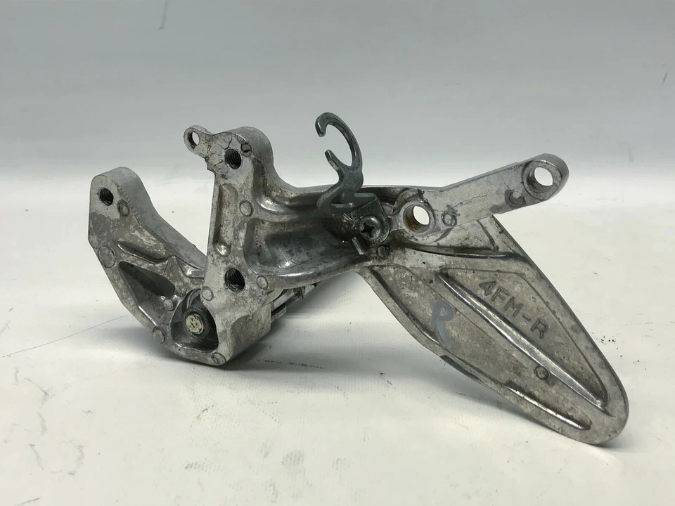 Reposapiés derecho Yamaha FZR600R Right Riders foot rest hanger clavija (1) 95' Foto 3 de 4