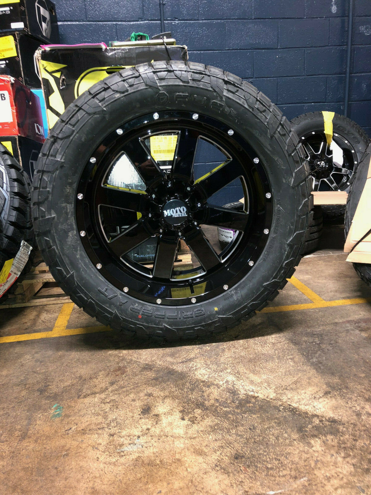 22x10 Moto Metal MO962 Wheels Rims Tires 35" Fuel AT 6x5.5 2019 Dodge