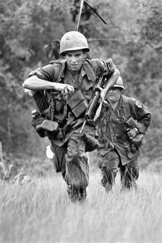 Vietnam War U S Army 1st Infantry Division On The Run 1968 Glossy 8x10 