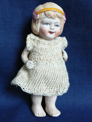 Ancienne poupée allemande petite fille miniature Hertwig des années 1920, petit noeud en biscuit dans les cheveux, robe au crochet jaune - France