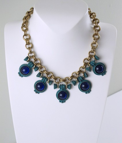 Collier ras du cou vintage en métal doré avec breloques vertes et cabochon en résine bleue - Photo 9/9