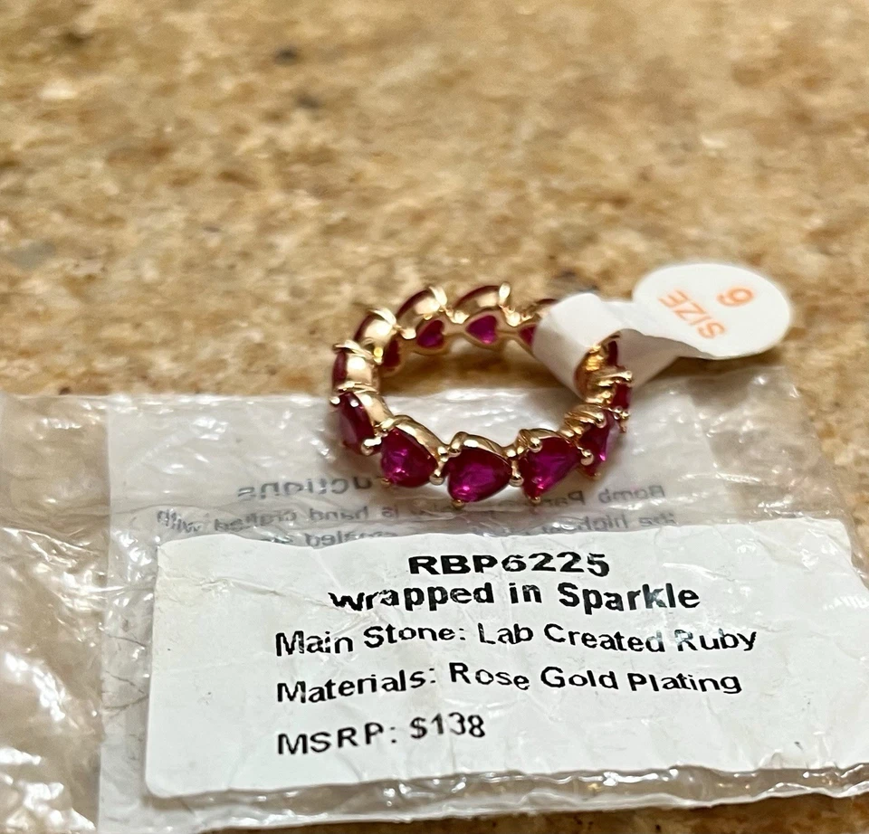 Anillo Bomb Party RBP6225 envuelto en brillantes piedras de corazón de rubí en oro rosa Foto 4 de 4