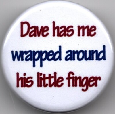 DAVE HAS ME WRAP AROUND HIS LITTLE FINGER Pin Button Anstecker - 25 mm