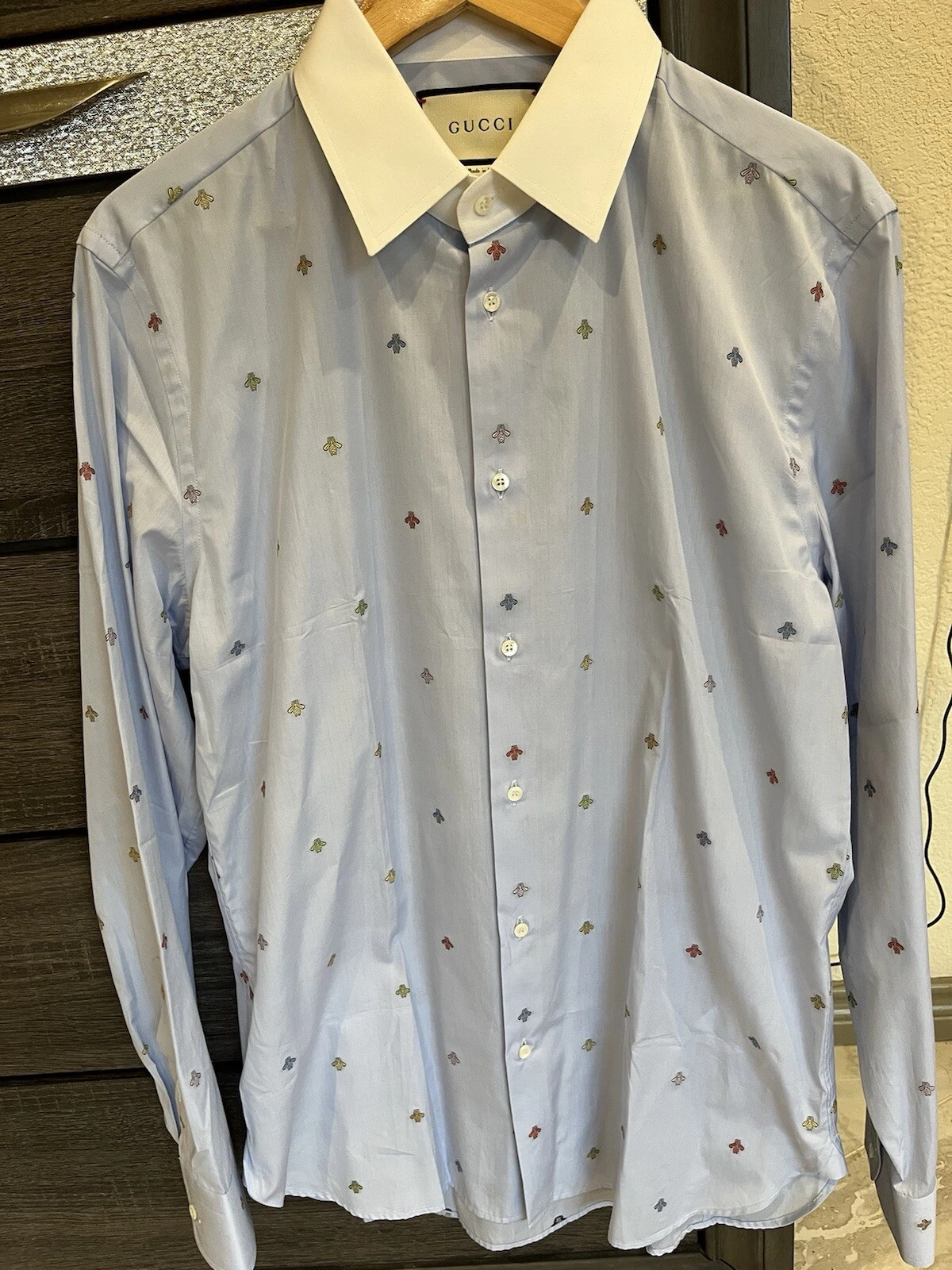 Authentique Gucci homme bleu boutonné avec col blanc et broderie abeilles colorées