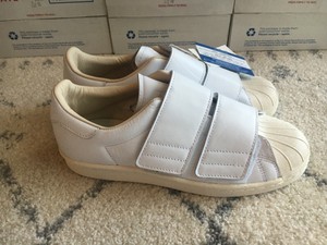 mujeres con adidas superstar