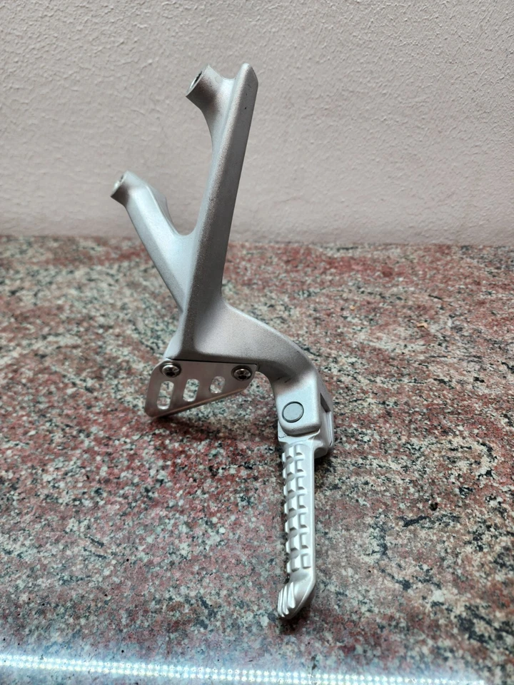 Soporte reposapiés trasero derecho Aprilia RSV4 Tuono 1100 2021-2024 OEM 893994 Foto 3 de 4