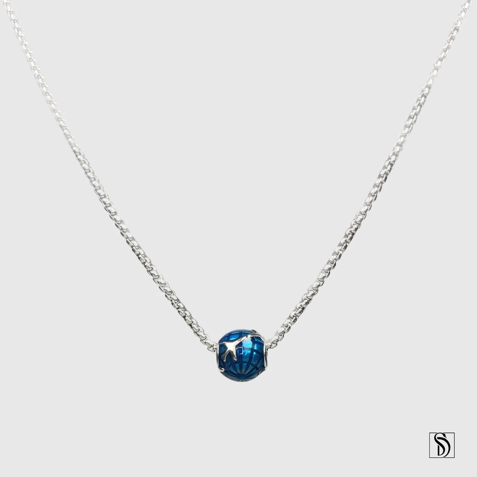 Collier charme planète bleue, avion premium argent sterling voyageant dans le monde entier
