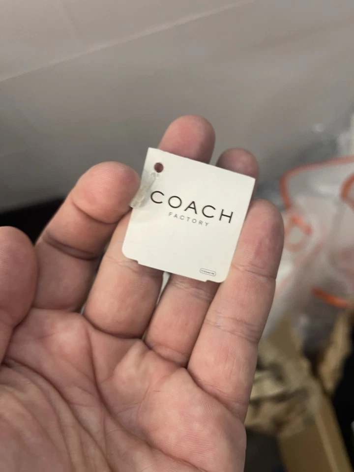 VISERA DE ENTRENADOR CON MOTIVO DE FIRMA. Visera pequeña de cuero Foto 3 de 4