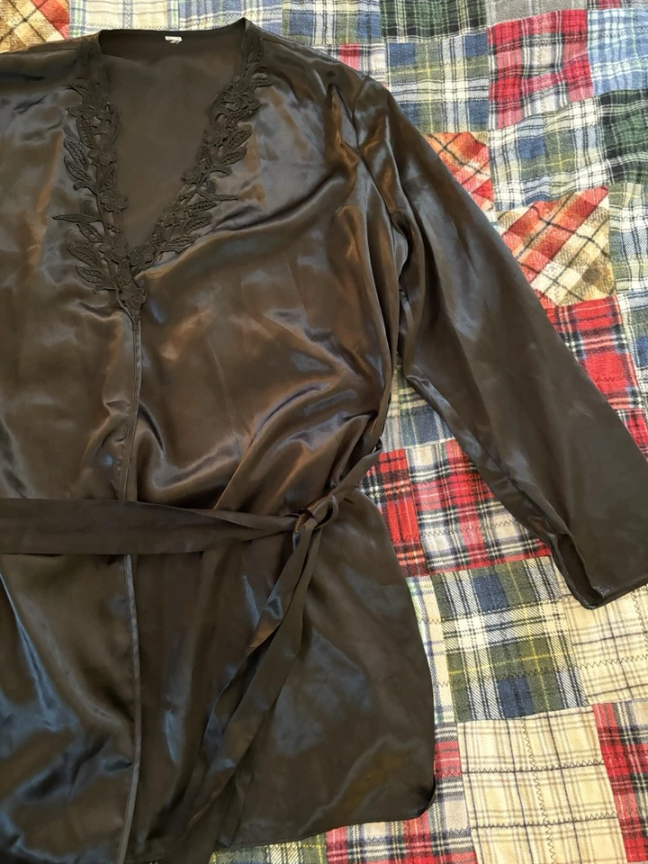 Bata de satén negra vintage íntima encaje floral Foto 3 de 4